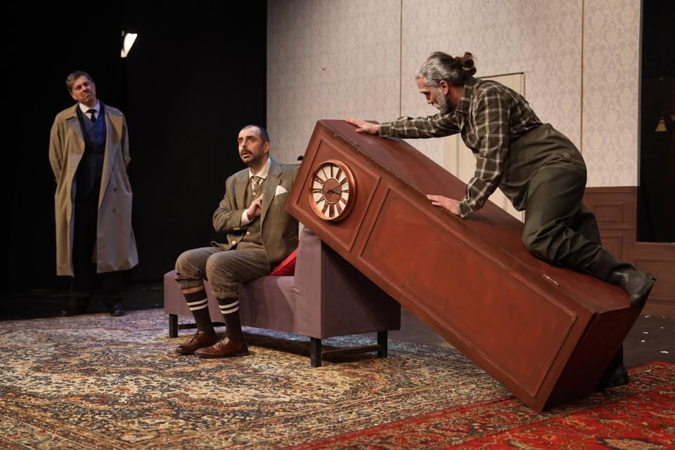 PREMIERĂ – CRIMĂ LA CONACUL HAVERSHAM. O COMEDIE CU BUCLUC