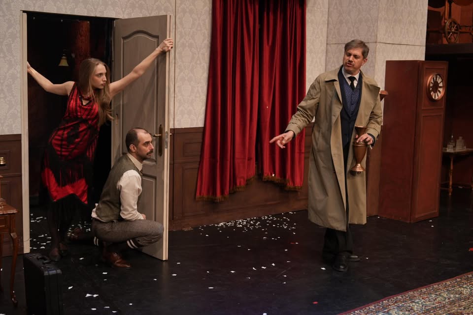 PREMIERĂ – CRIMĂ LA CONACUL HAVERSHAM. O COMEDIE CU BUCLUC