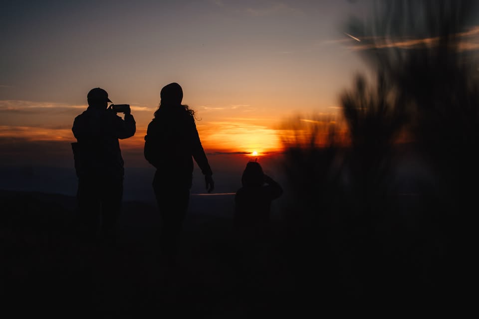 Negoiu sub stele: Vârful Negoiu, apus, stargazing și yoga la răsărit