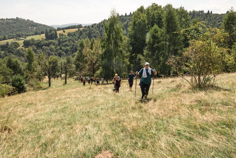 Drumeție în familie către Fânațele Sibielului cu prânz la Cabana Godea